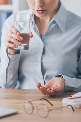 在办公室吃药片的病态女实业家的短款镜头