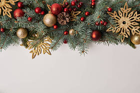 杉木树枝与圣诞节玩具和金色的雪花查出的白色的顶部视图