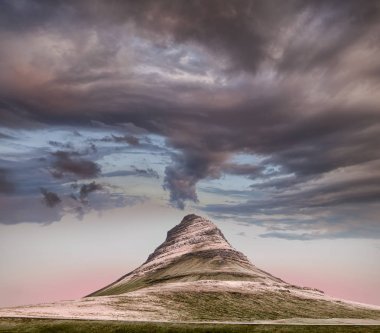 教會(huì)山的漩渦形態(tài)下的大云層全景圖