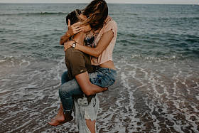 幸福的夫妇在海滩上散步的爱图片