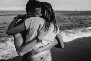 幸福的夫婦，在海灘上的愛