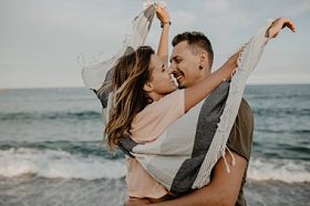 幸福的夫妇在海滩上散步的爱图片