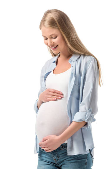 在白色查出的休閑衣服的愉快的懷孕婦女