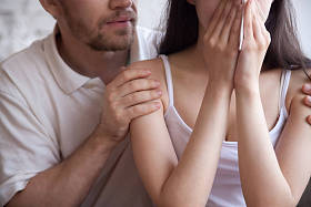 不满的年轻女子哭泣的人平静她