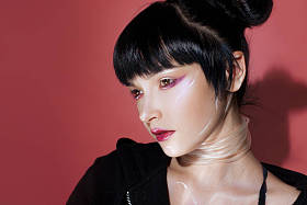 网络女孩。美丽的年轻女人, 未来的风格。粉红色的女孩的肖像