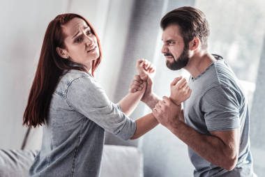 她的丈夫舉行的冷清的婦女照片