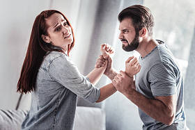 她的丈夫举行的冷清的妇女照片