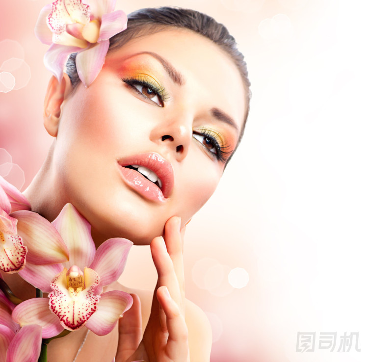 撫摸她的臉上的蘭花花的美麗 spa 女孩