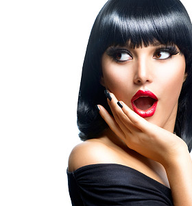 白上惊讶黑发美女图片