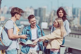 与背包和地图一起旅行的年轻游客