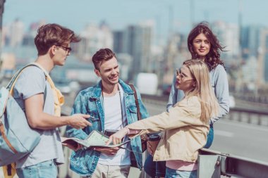 与背包和地图一起旅行的年轻游客 与背包和地图一起旅行的年轻游客
