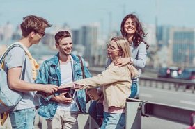 与背包和地图一起旅行的年轻游客