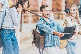 兴奋的年轻游客看地图在城市图片