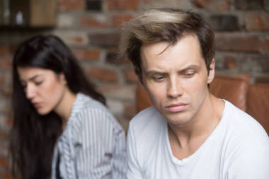 不愉快的夫婦坐在沙發(fā)上在家圖片