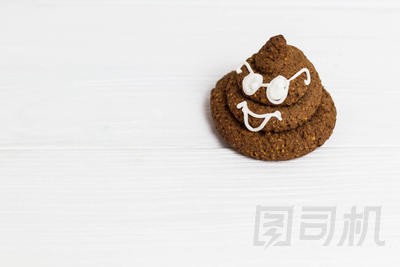 滑稽的船尾表情符號巧克力餅干與白色裝飾和眼鏡?？蓯鄣氖澄锾瘘c在右角。文本的免費位置。Copyspace