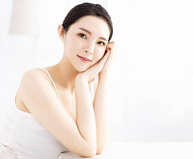 美丽的年轻女人与干净完美的皮肤
