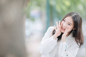 亚洲女孩的肖像与白衬衫和裙子大喊大叫在户外城市复古电影风
