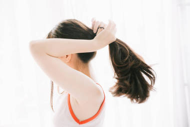 畫(huà)像美麗的亞洲女孩身體敷料在白色房間電影復(fù)古風(fēng)