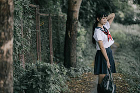 亚洲日本学校女孩服装的肖像看公园户外电影复古风