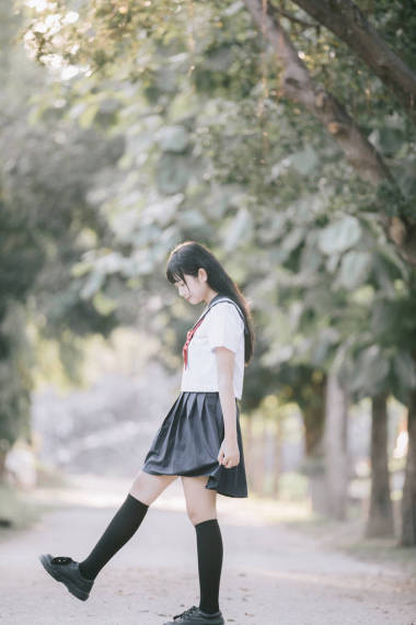 亞洲日本學(xué)校女孩服裝的肖像看公園戶外電影復(fù)古風(fēng)