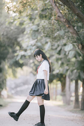 亚洲日本学校女孩服装的肖像看公园户外电影复古风