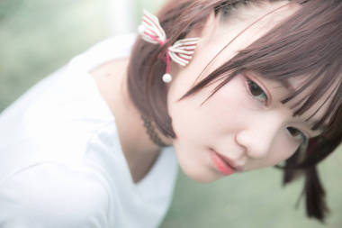 亞洲女孩的肖像，白色襯衫和裙子，外型自然古色電影風
