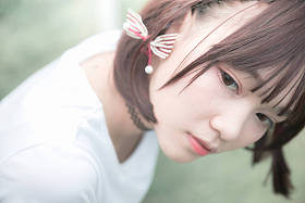 亚洲女孩的肖像，白色衬衫和裙子，外型自然古色电影风