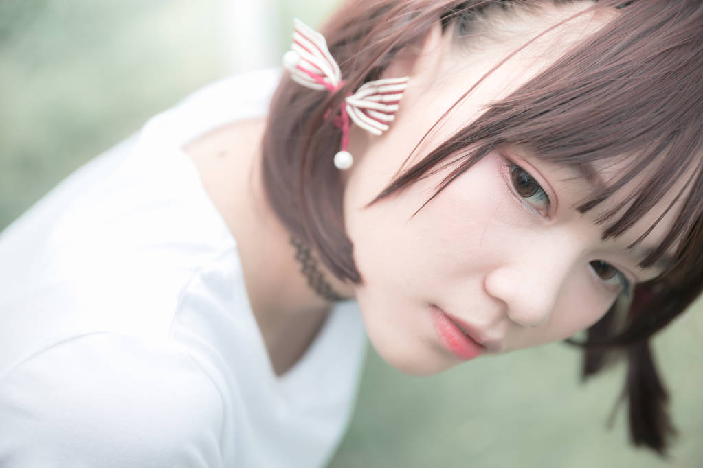 亚洲女孩的肖像，白色衬衫和裙子，外型自然古色电影风