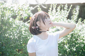 亚洲女孩的肖像，白色衬衫和裙子，外型自然古色电影风