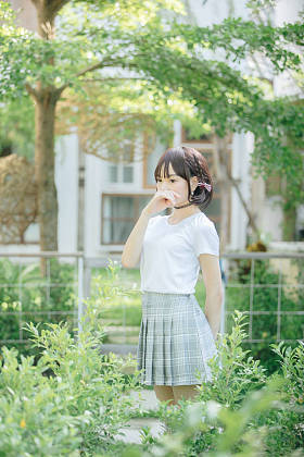 亚洲女孩的肖像，白色衬衫和裙子，外型自然古色电影风