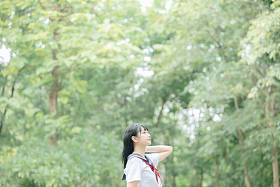 亚洲日本学校女孩服装的肖像看公园户外电影复古风