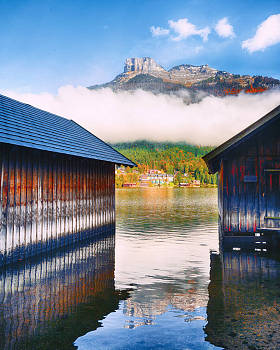 风景如画的秋景 Altausseer 见湖。Altaussee 村阳光明媚的清晨景色。地点: Altausseer 度假村, 奥地利施蒂里亚 Liezen 区, 阿尔卑斯山。欧洲