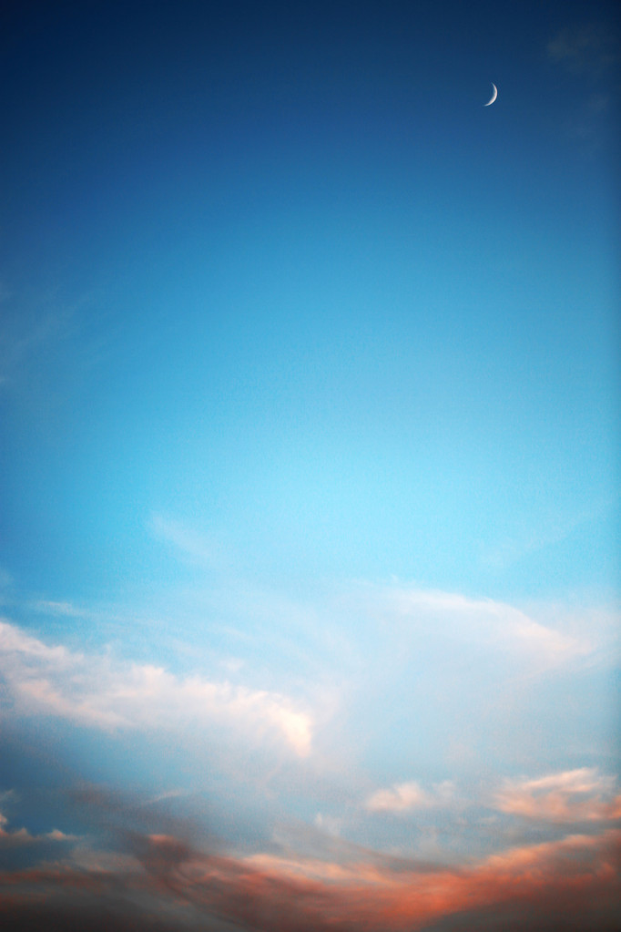 美丽的夕阳、 深蓝色的天空和月亮