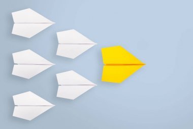 领导理念与黄色纸飞机领先的白色