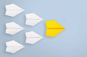 领导理念与黄色纸飞机领先的白色