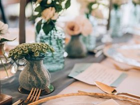 复古婚礼装饰。美丽的活动场地。创意装饰