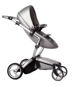 孤立在白色背景上的婴儿车