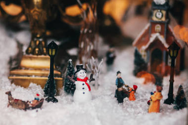 神奇的小圣誕城的縮影與雪, 雪人, 燈光, 人和兒童玩具, 樹木和舊建筑。時尚的圣誕裝飾在窗口。節(jié)日裝飾, 冬季假期