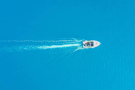 顶视图的白船在蔚蓝的大海中航