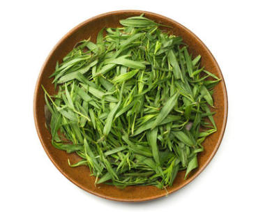 在白色背景查出的龍蒿葉 (蒿龍)