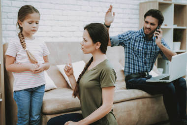 家庭問(wèn)題。嚇壞了的孩子憤怒的父親。嚇壞了的母親。女人尖叫的孩子。復(fù)雜的關(guān)系。家庭爭(zhēng)吵。壞父母?？嚯y的孩子。女人爭(zhēng)吵與男人談話電話
