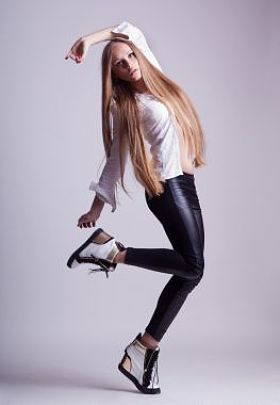 美丽的年轻女孩的时尚风格图片