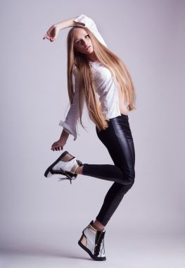 美丽的年轻女孩的时尚风格图片 美丽的年轻女孩的时尚风格图片