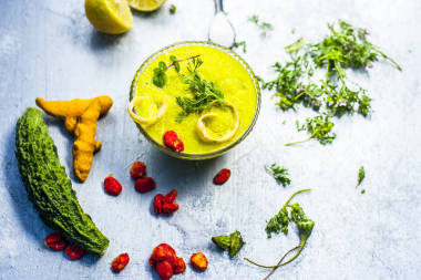 由苦瓜制成的思慕雪, 其成分包括銀木表面的種子。苦瓜思慕雪包含一列重要營養(yǎng)素