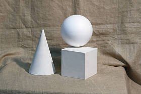 用石膏绘制几何图形的静物教学