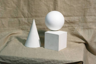 用石膏绘制几何图形的静物教学