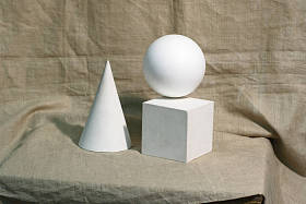 用石膏绘制几何图形的静物教学