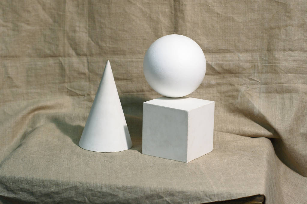 用石膏绘制几何图形的静物教学