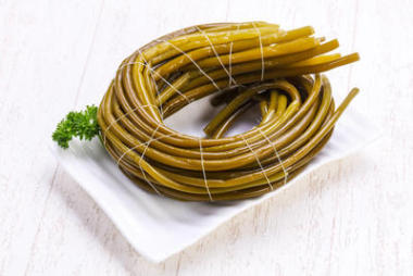 腌 ramsons 堆在碗