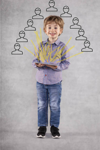 年輕的商人站在他手中的平板電腦, 社交媒體